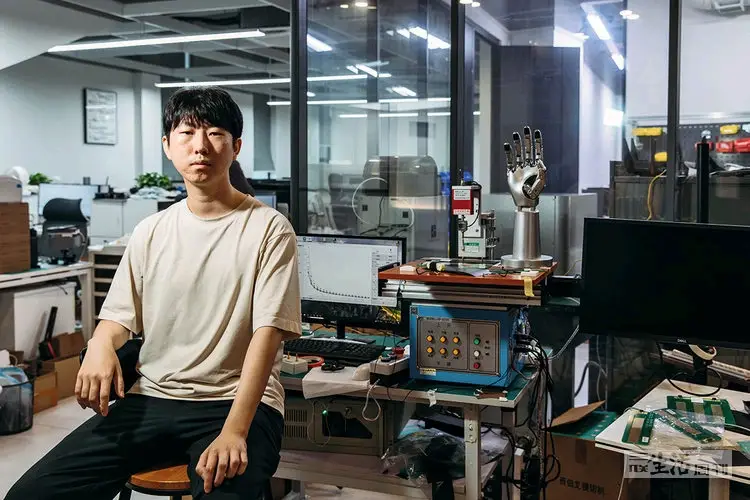 Kuang Zheng founder of Moxian Technology testing robotic sensors