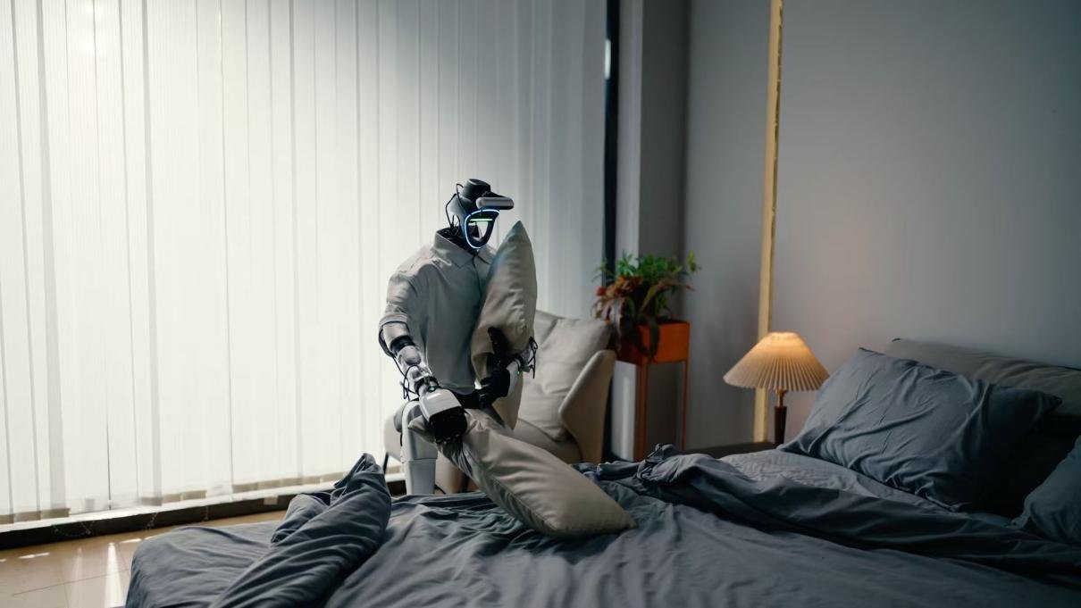 DataSmart humanoid robot performing a whole-body task