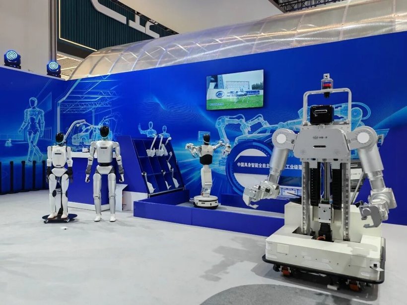 FAW wheel-arm industrial humanoid robot at WRC 2026