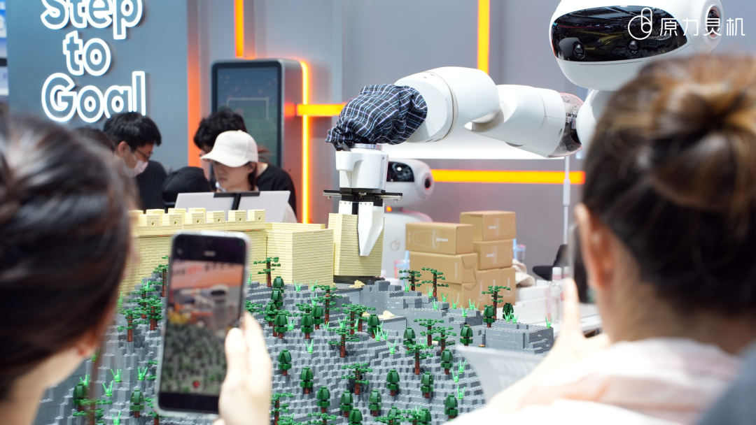 Audience watching Force Machina's robots assemble the Great Wall model live at WAIC 2026