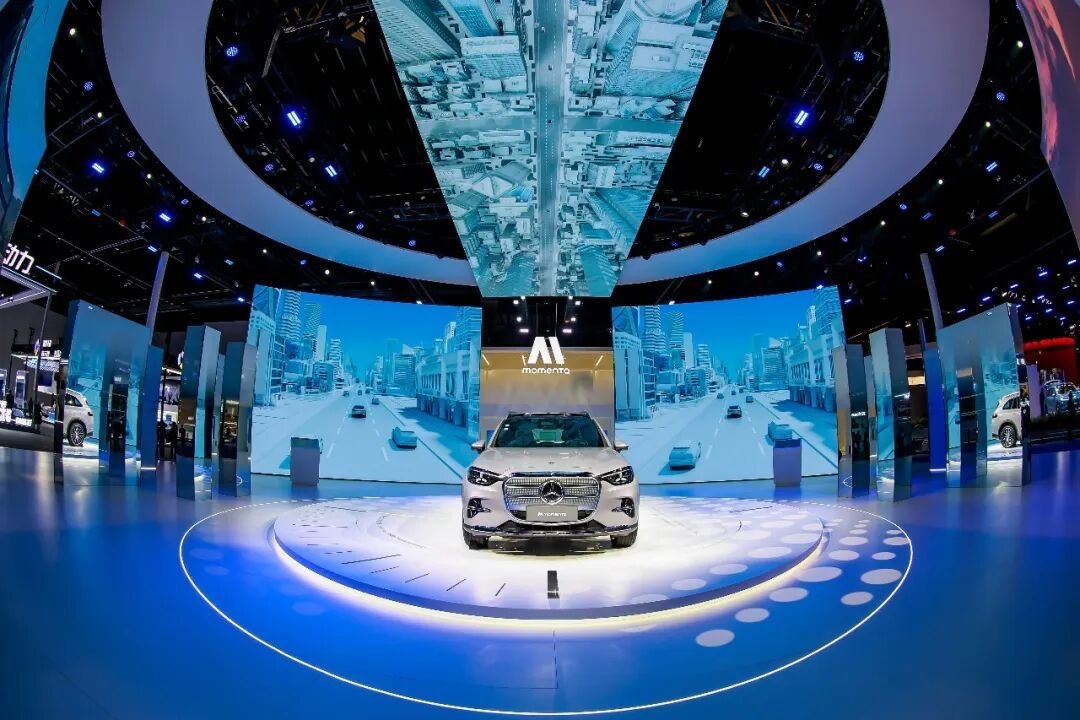 Momenta R7 world model architecture