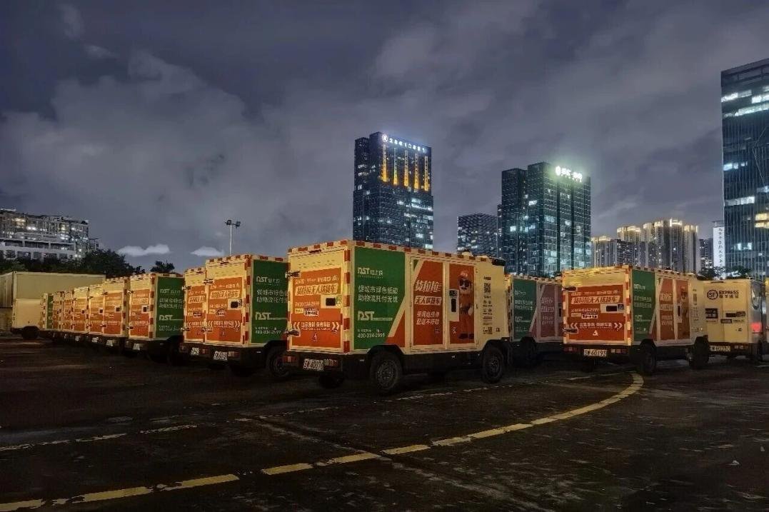 Neolix autonomous vehicle navigation interface in Shenzhen night logistics