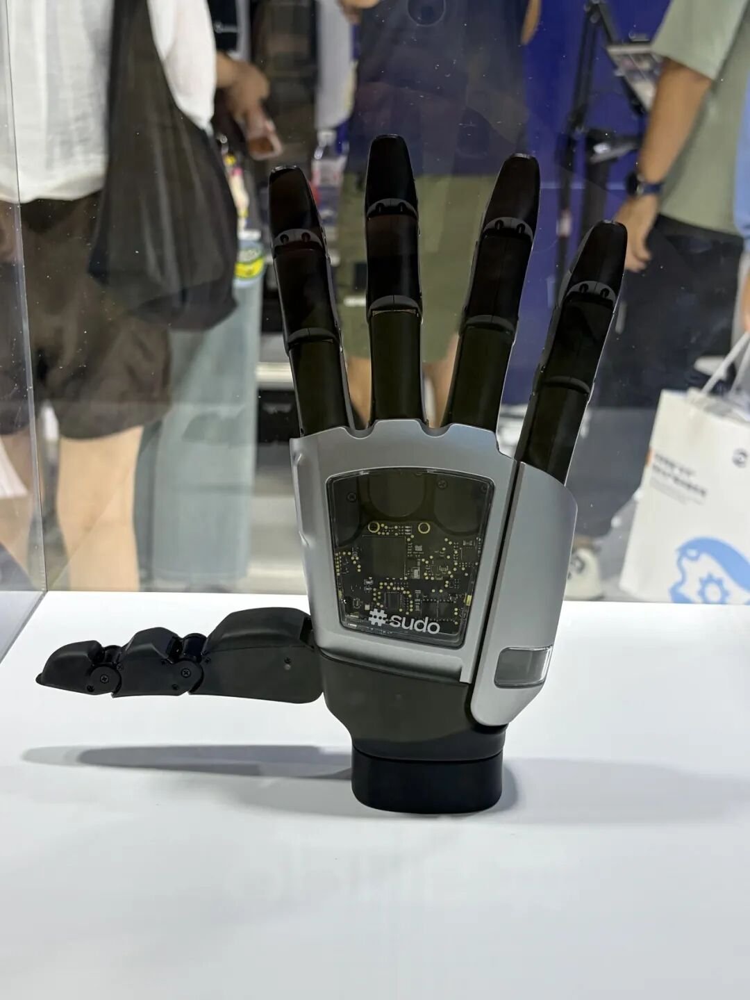 Sudo 22-DOF direct-drive dexterous hand on display