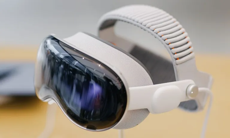 Apple Vision Pro VP Paul Meade jumps to OpenAI's hardware team (source: LeiPhone)