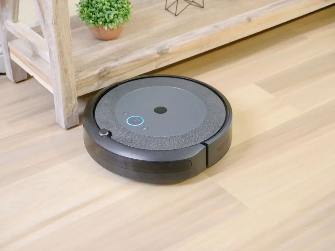 Floor-cleaning robot in use
