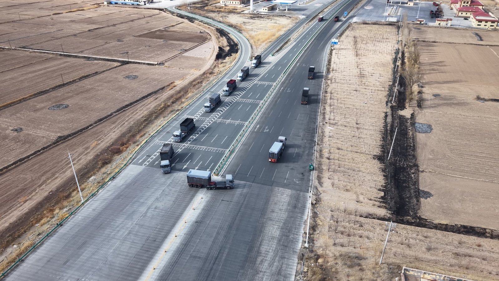 Aerial view of an autonomous lorry platoon on an expressway