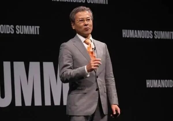 Speaker presenting on stage at the Humanoids Summit in Tokyo