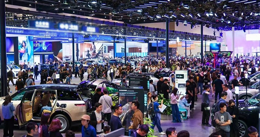Crowds of visitors at a Chinese motor show
