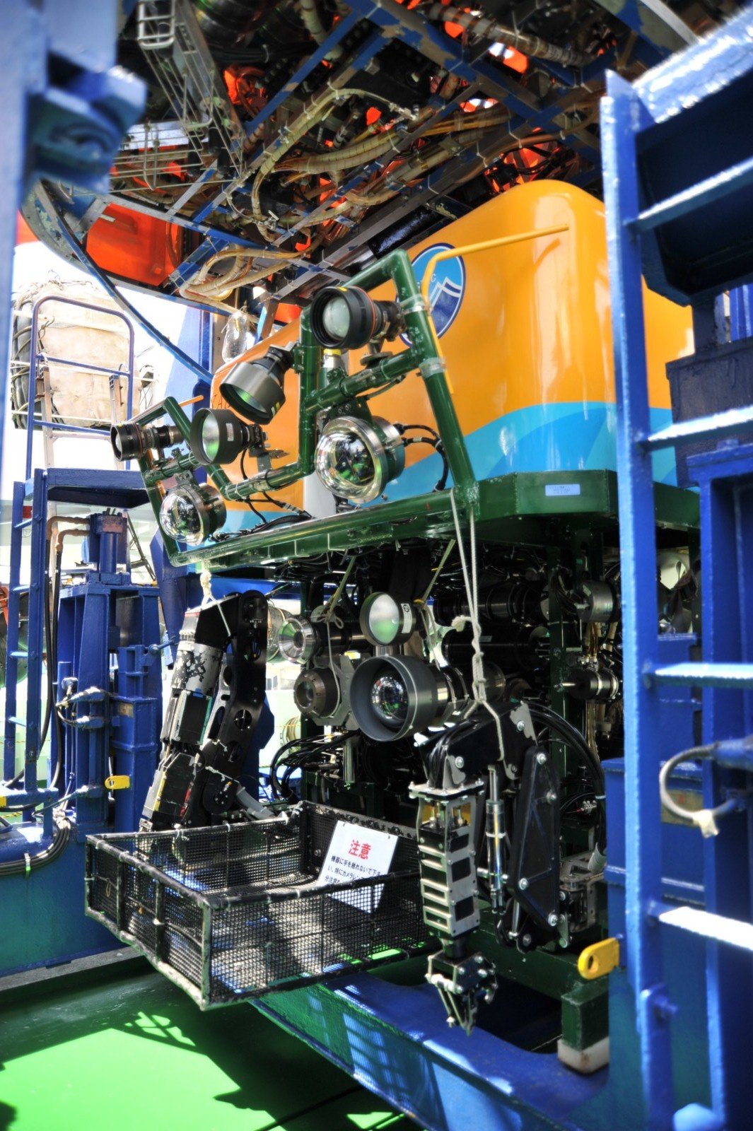 Remotely operated underwater vehicle