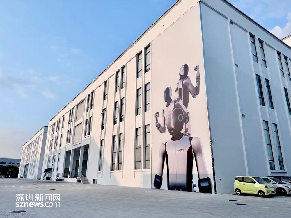 Cruzr series robots handling material supply on the factory floor