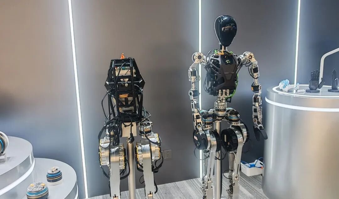 Bipedal humanoid robot balance compute and battery consumption