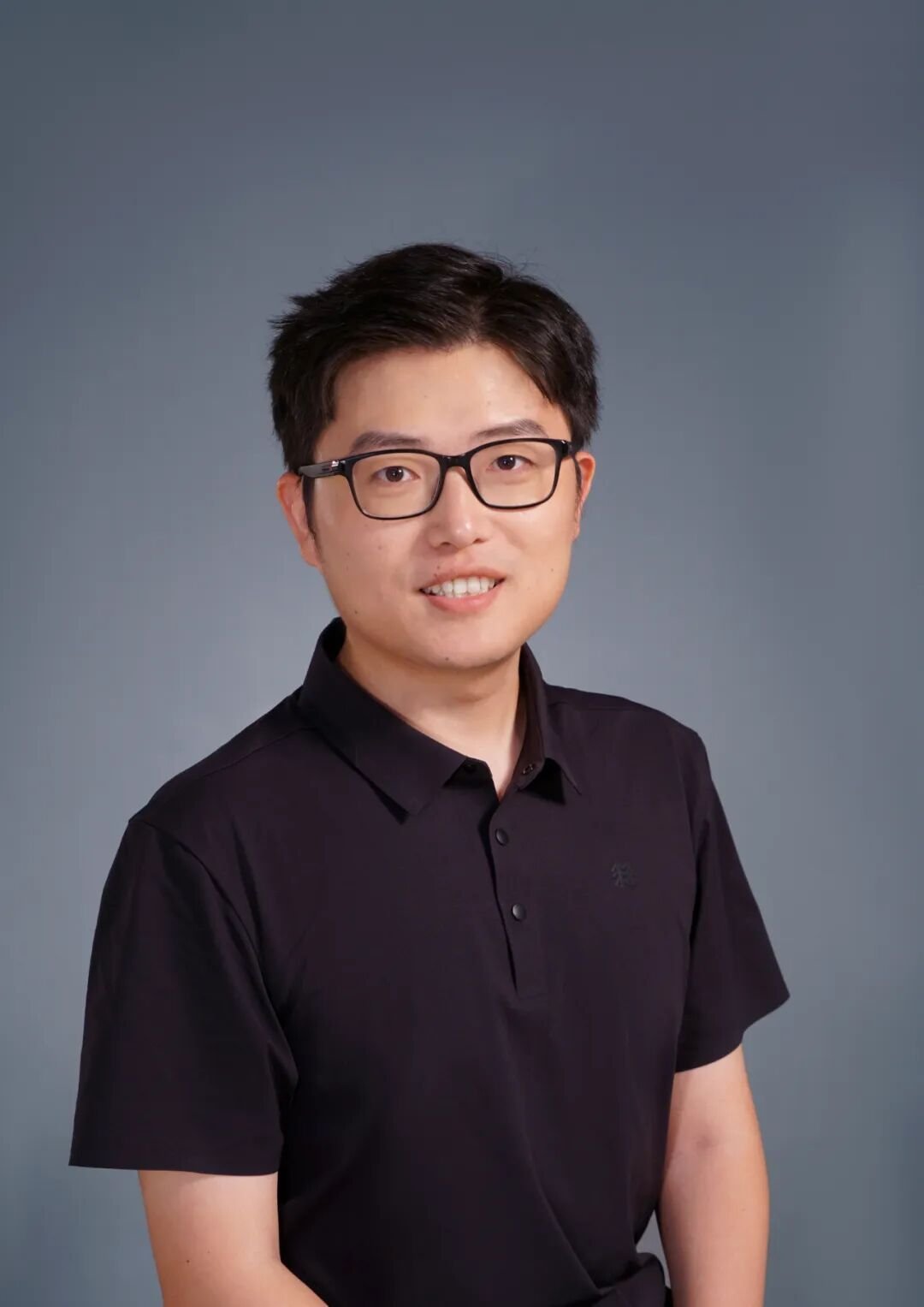 Euler Everything founder Zhou Shunbo with the company's home embodied robot