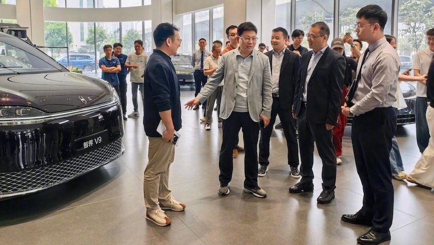 Richard Yu speaking at a Harmony Intelligent Mobility store in Hefei
