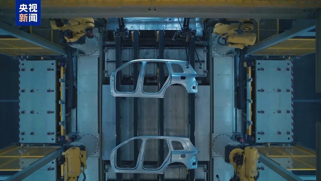Smart manufacturing line with industrial robots